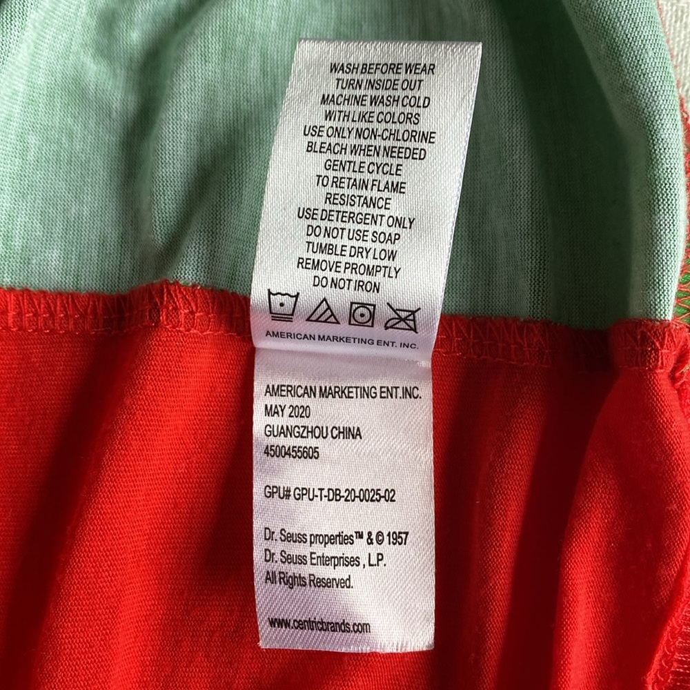 Unisex Pajama Top "I'M HERE FOR THE PRESENTS" with the Grinch, Size 10 - Picture 9 of 9